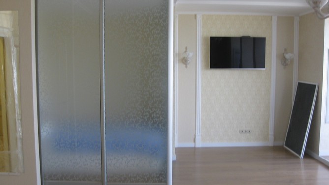 Перегородка для спальни из стекла Акация, с матовым стеклом, с доводчиком Арт.0001-11