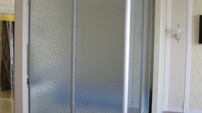 Перегородка для спальни из стекла Акация, с матовым стеклом, с доводчиком Арт.0001-12