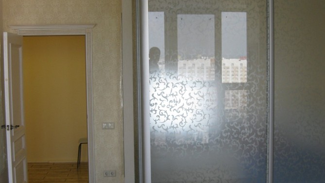 Перегородка для спальни из стекла Акация, с матовым стеклом, с доводчиком Арт.0001-13