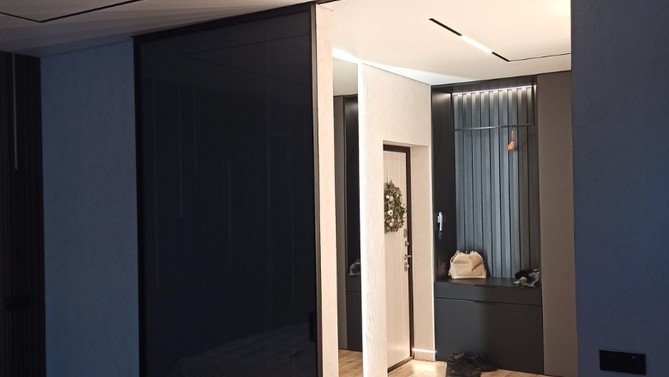 Межкомнатная перегородка в квартире, с доводчиком в прихожую, Арт.0006-01