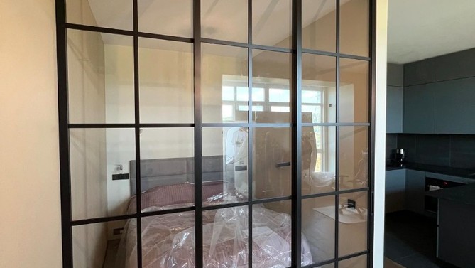 Межкомнатная перегородка Аскона, с прозрачным стеклом, с доводчиком в спальню, Арт.0021-02