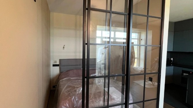 Межкомнатная перегородка Аскона, с прозрачным стеклом, с доводчиком в спальню, Арт.0021-03