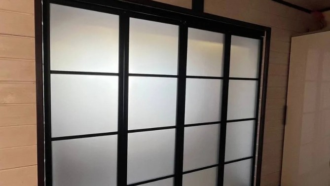 Складные двери Tesoro, с матовым стеклом, в гостиную, Арт.0033-03