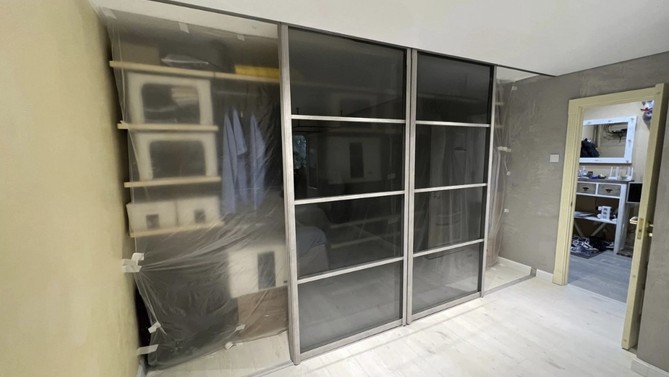 Межкомнатная перегородка Ambicioni, с прозрачным стеклом, с доводчиком в гардеробную, Арт.0143-03