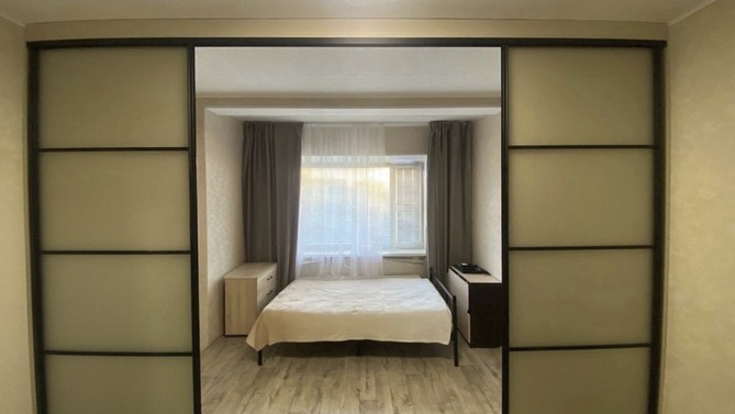 Перегородка Абсолют для спальни из стекла, с матовым стеклом, с доводчиком Арт.0572-01